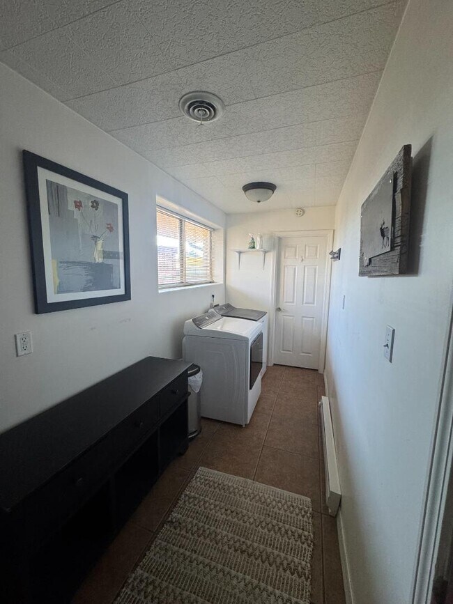 Building Photo - 822 Moose St