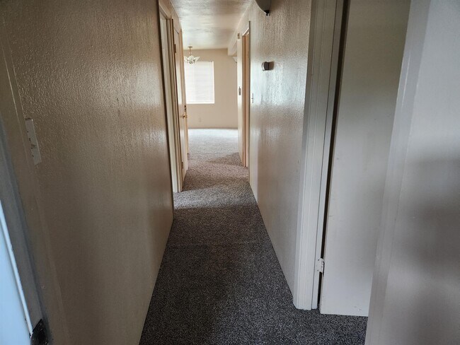 Building Photo - 133 SE Main St