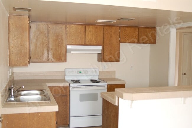 Building Photo - DELIGHTFUL 2 BEDROOM DUPLEX