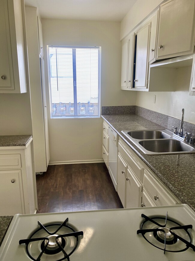 Unit 4 - Kitchen - 3724 Westwood Blvd