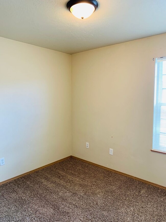 Building Photo - Amazing 3 Bed 2 Bath - Townhouse