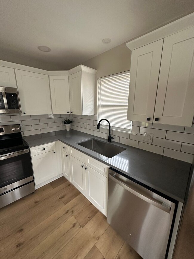 Foto del edificio - Gorgeous Fully-Remodeled 3BR/2BA home in N...