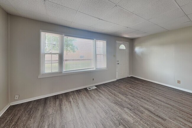 Foto del edificio - 6196 W Morris St