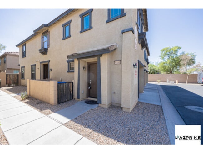 Building Photo - Modern 2/2 End Unit Townhouse - Prime Phoe...