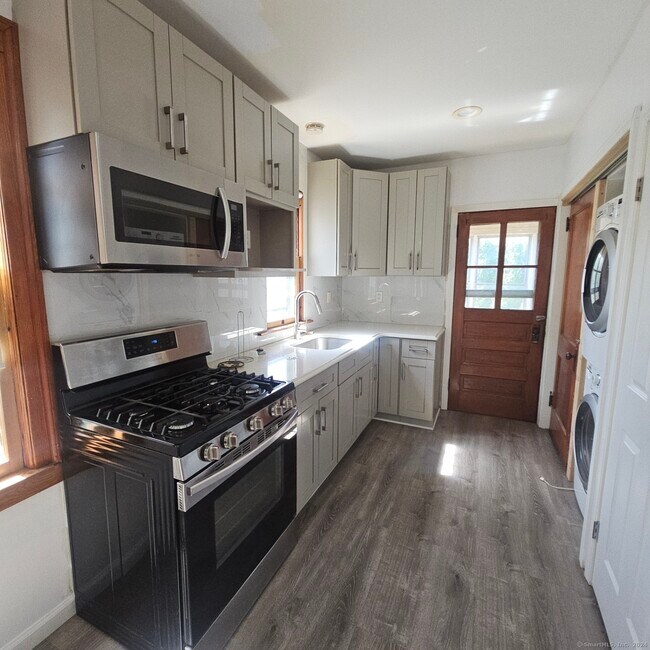 253 Hartford Ave, Wethersfield, CT 06109 Room for Rent in