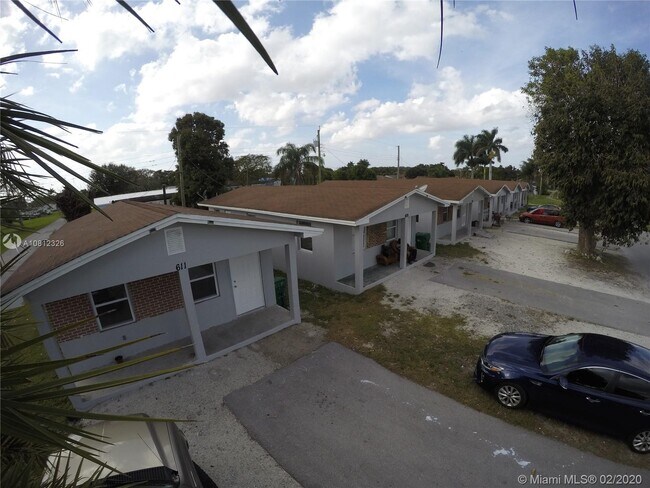 Building Photo - 607 Amaryllis Ave