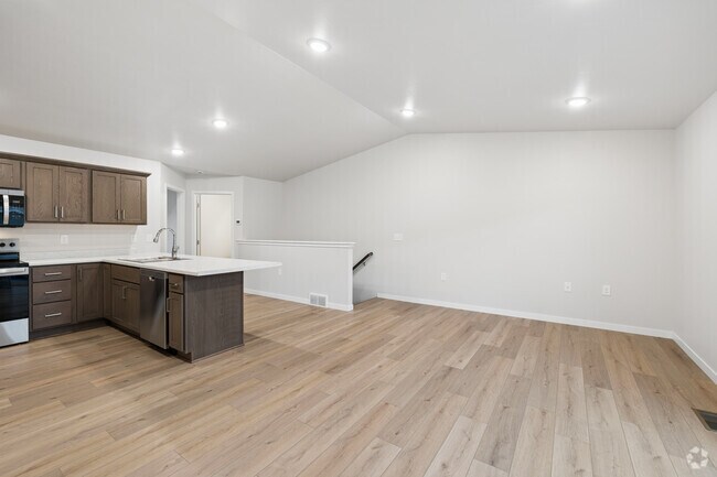 2 habitaciones, 2 baños - 1166 pies cuadrados - Sala de estar - Windmill Flats Townhomes