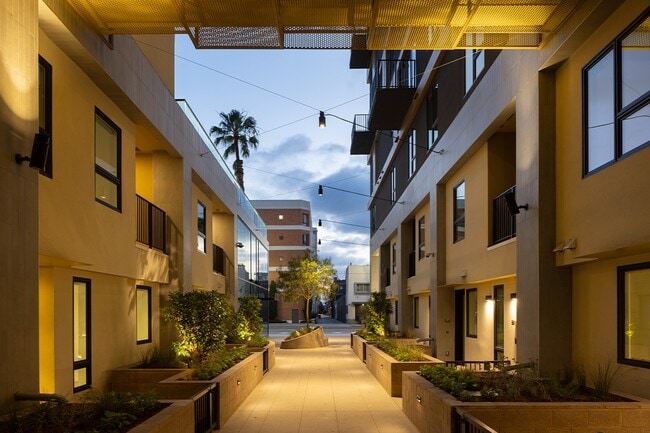 Building Photo - Resa Long Beach