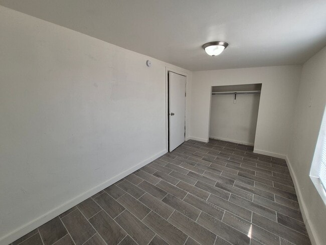 Building Photo - 383 S 7th Ave
