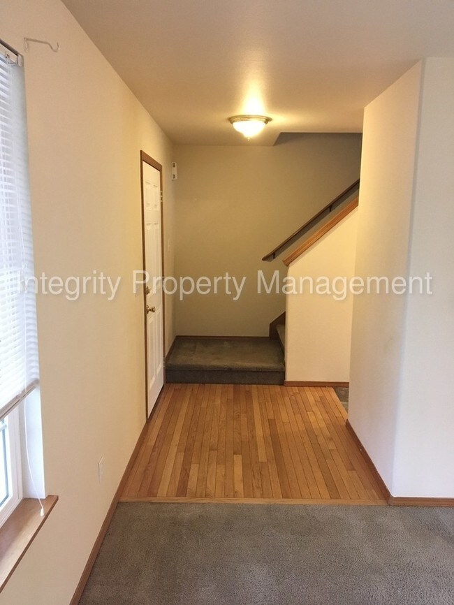 Building Photo - 4 BEDROOM IN A GREAT LOCATION!