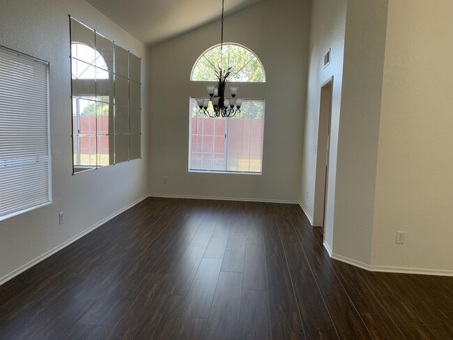 Building Photo - 3115 Crowne Dr