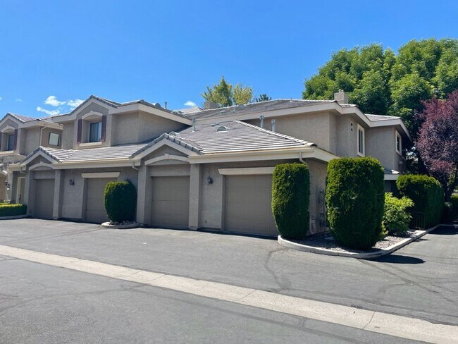 Foto del edificio - Tanamera Two Bedroom Corner Unit Condo