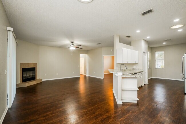Foto del edificio - 6033 Live Oak Dr