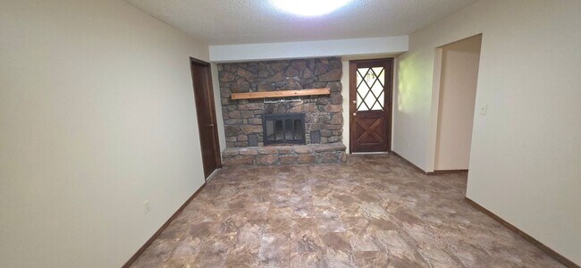 Foto del edificio - 3 Bedrooms, 2 baths, 2 Living Areas!  $1,295!