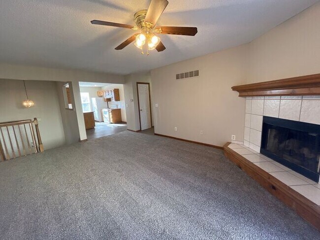 Building Photo - Updated 3 bedroom/2 bath duplex in Liberty!