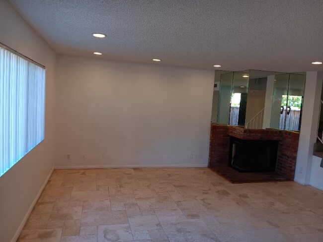 Foto del edificio - 8435 Burnet Ave