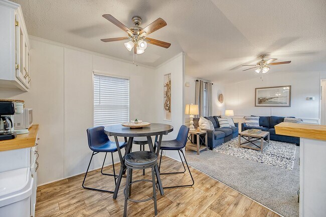 Building Photo - Beautifully Renovated Home Minutes to Foll...