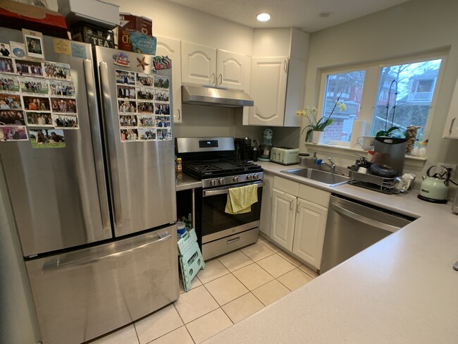 Building Photo - 148 Thorndike St