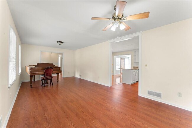 Foto del edificio - 5666 Bob White Cir NW