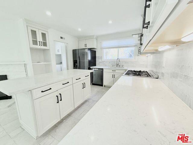Foto del edificio - 23744 Hartland St