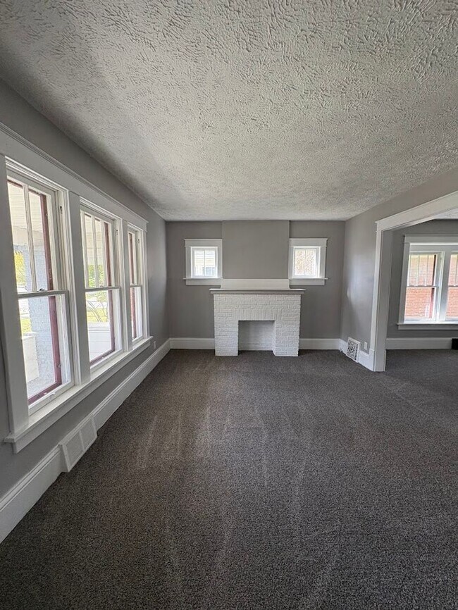 Foto del edificio - Four bedroom one bathroom home for rent