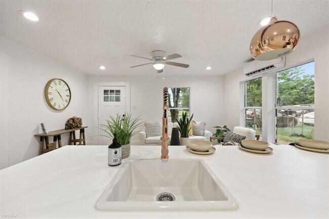 Building Photo - 3 br, 1 bath House - 3434 Texas Avenue