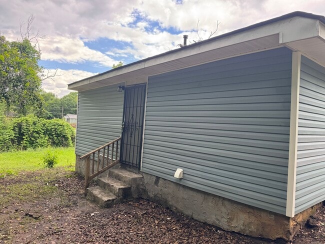 Building Photo - 2 Bedroom 2 Bath Home