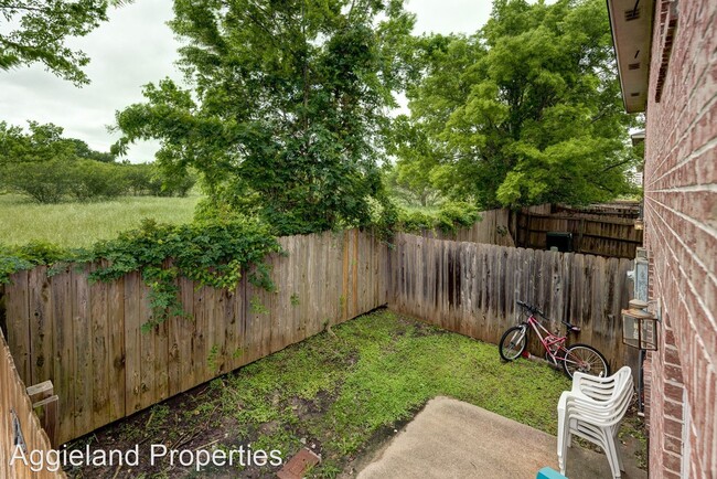 Building Photo - 3 br, 3.5 bath House - 923 Monte Carlo