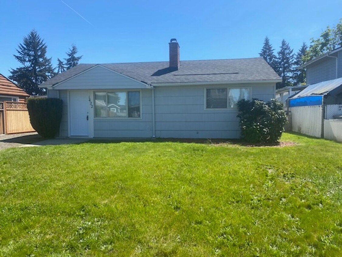 Foto principal - Newly updated 2 bd Home w/ LARGE backyard!