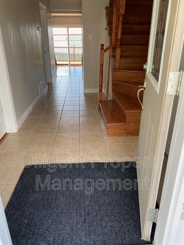 Building Photo - 695 Otonabee Dr