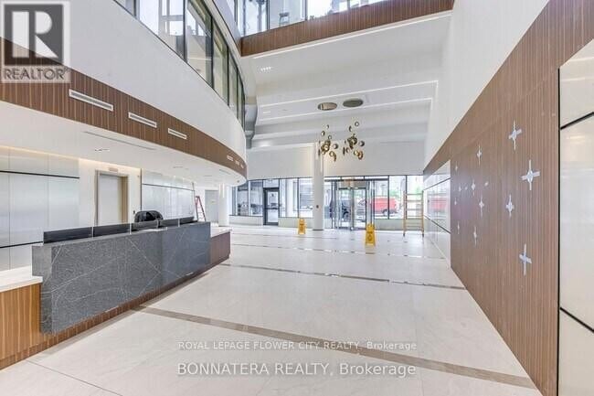 Photo du bâtiment - 5105-5105 Hurontario St