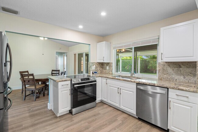 Building Photo - 1100 Basswood Pl