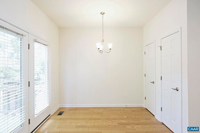 Foto del edificio - 139 Longwood Dr