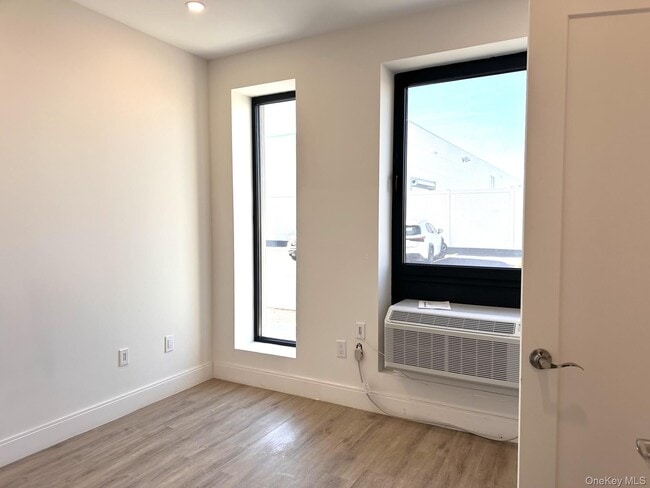 Building Photo - 362 W Merrick Rd