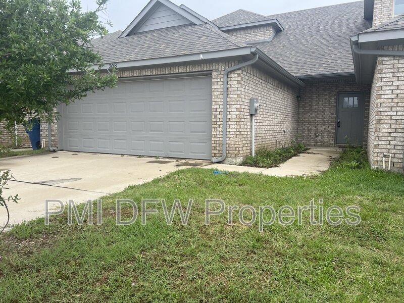 Primary Photo - 208 Stone Cir