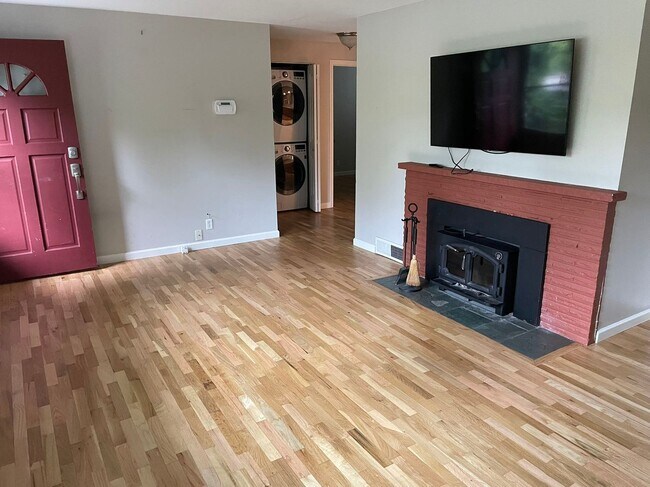 Building Photo - Nice 3-bed, 2-bath single famliy house in ...