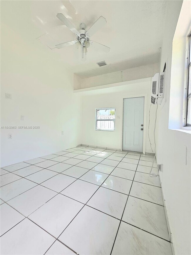 Foto del edificio - 1619 NW 27th St