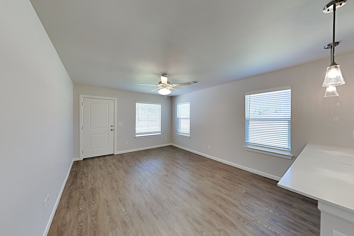 Primary Photo - 2 Bedroom 2 Bathroom 1 Car Garage Duplex C...