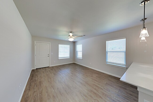 Foto del edificio - 2 Bedrooms, 2 Bathroom 1 Car Garage Close to Broadway Extension, a short distance from Edmond and...