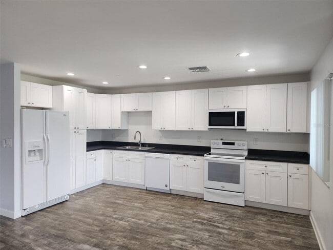 Building Photo - 14800 Walsingham Rd