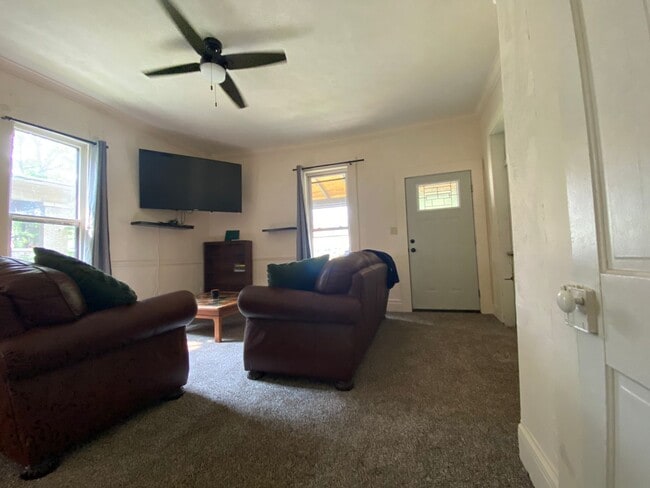 Building Photo - Large Home in Elm Heights - Available July...