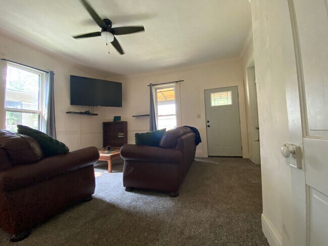 Foto del edificio - Large Home in Elm Heights - Available July...