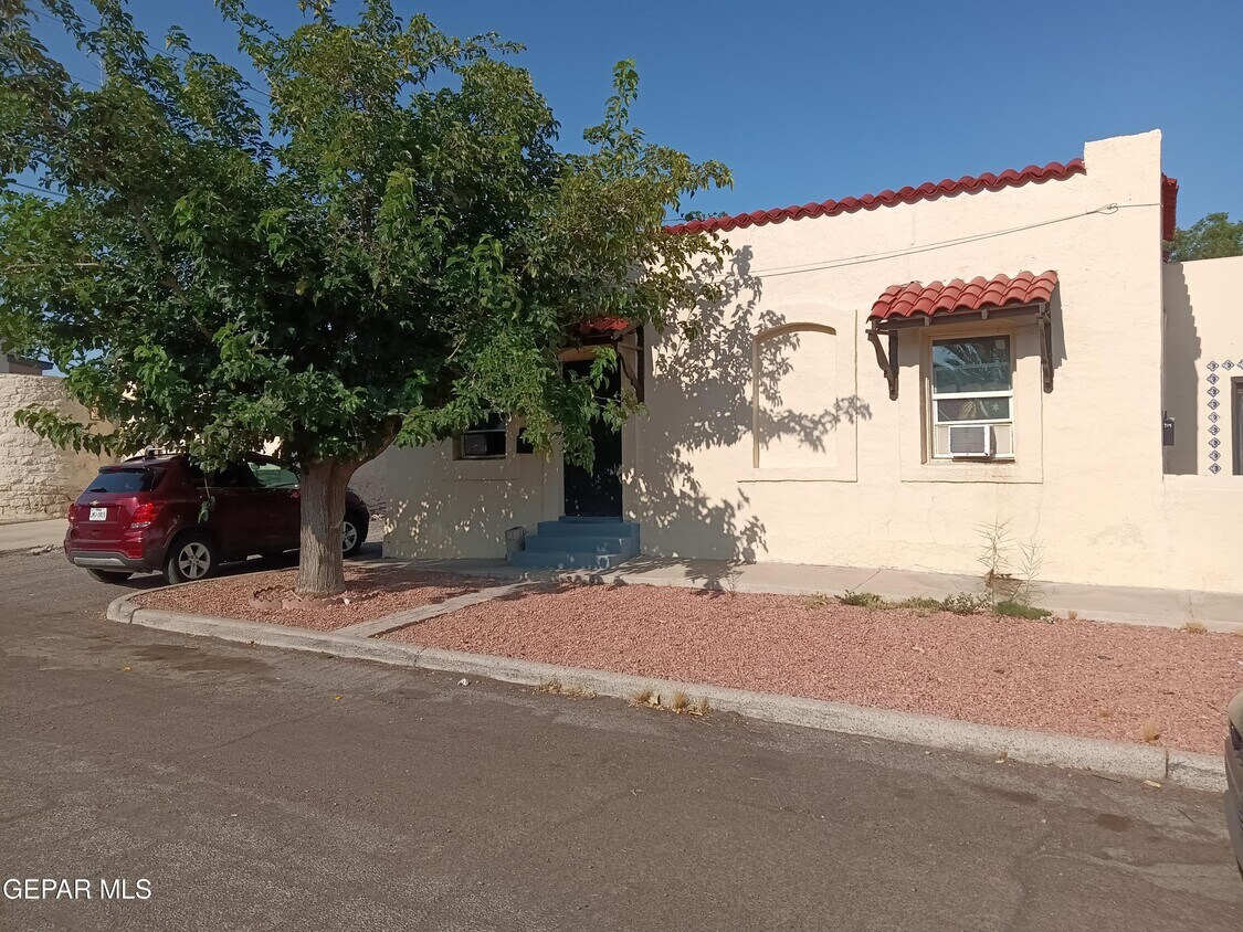 Building Photo - 714 N San Marcial St