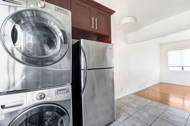 Foto del edificio - 2 bed / 1 bath apartment in Echo Park is now available - Parking and in-unit laundry!