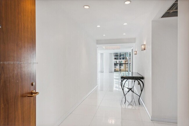 Foto del edificio - 16500 Collins Ave