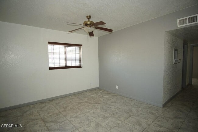 Foto del edificio - 8300 Mt Everest Dr