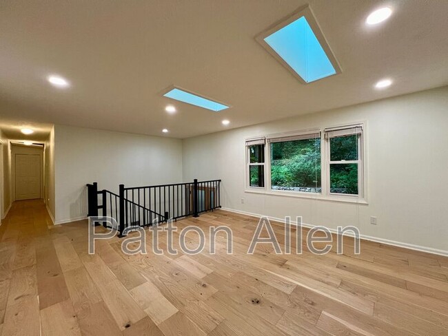 Building Photo - 9 Ravenwood Ln