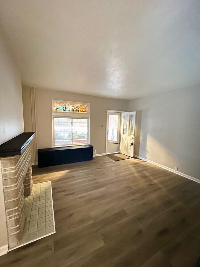 Foto del edificio - Entirely Renovated 2 bed, 1 full bath in E...