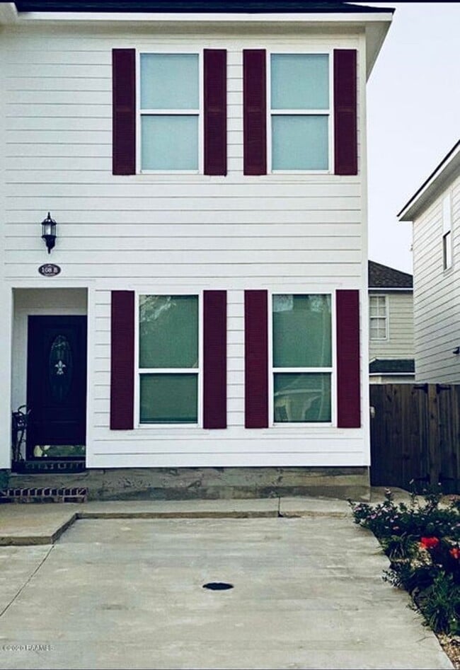 Building Photo - 108 Appleoak Ave