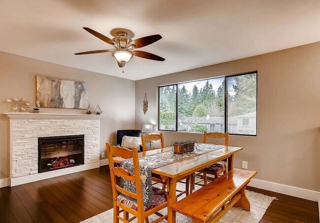 Foto del edificio - Beautifully Updated Edmonds Home with Spacious Fenced Backyard